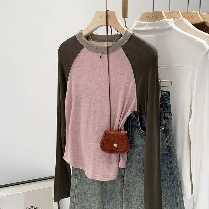 肌触りの良いピンクのコントラストバイカラーの肩落ちデザインのトップス【スリムフィット・秋用】