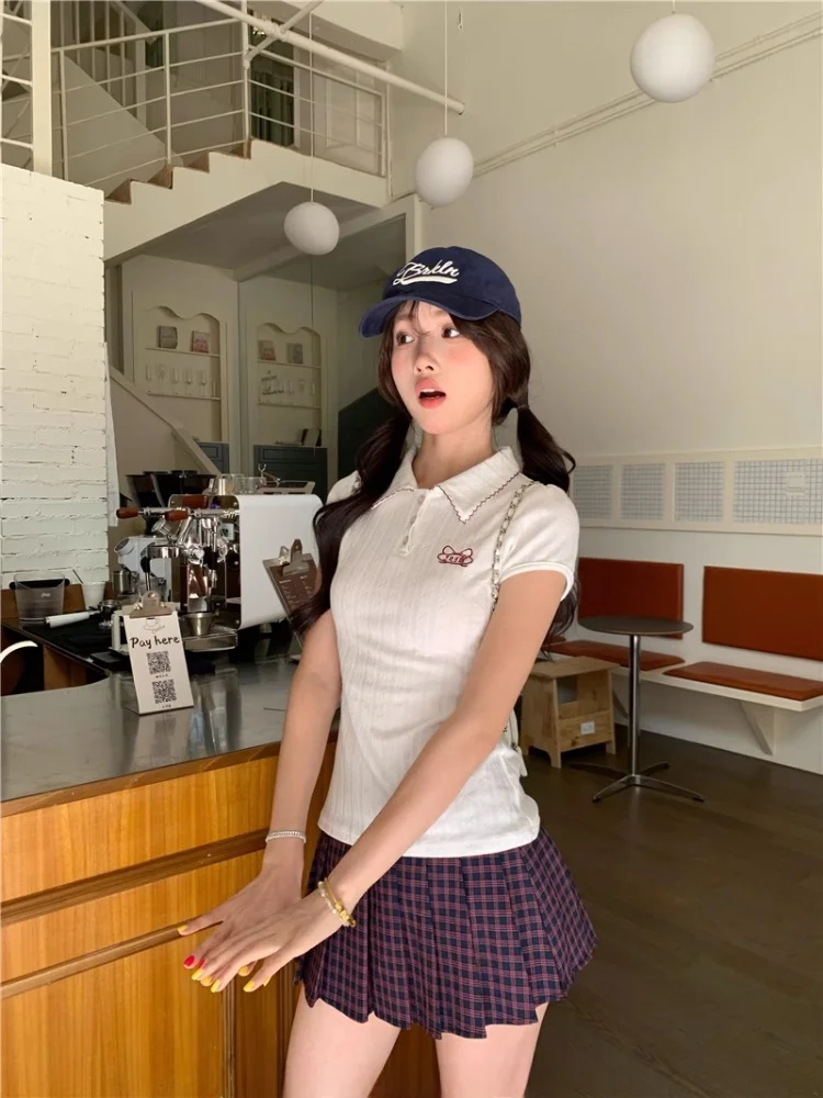 婦人用ポロシャツはどう選ぶ？学院風の白格子ポロシャツが、春から夏にかけての日常を彩る理由