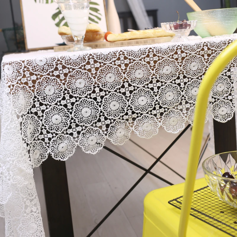 北欧風レーステーブルクロス：植物花卉柄の透かし彫りデザインと多用途性