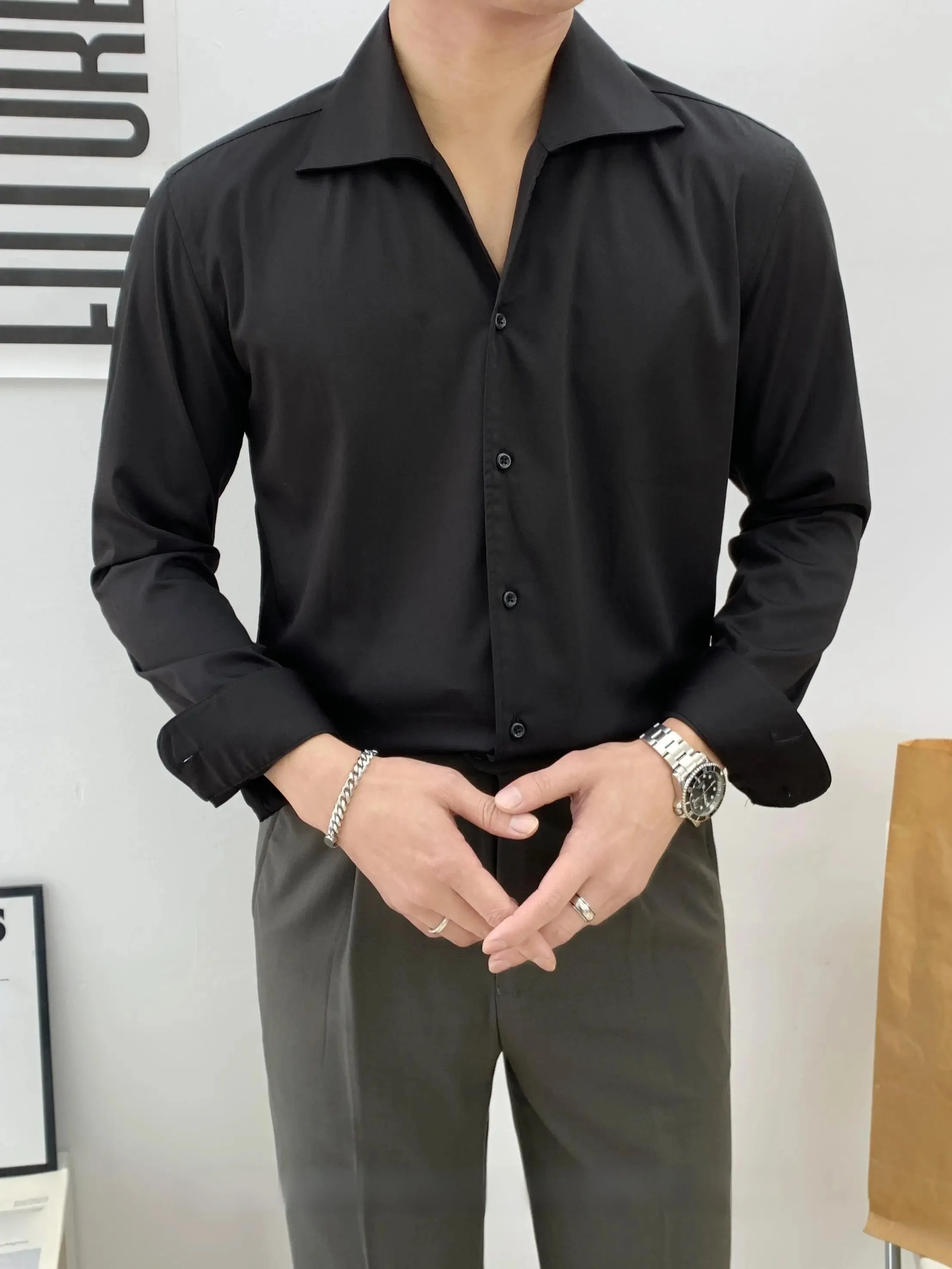 黒スーツと黒シャツの違いは？ビジネスシーンで使える「黒シャツ」の選び方とは？