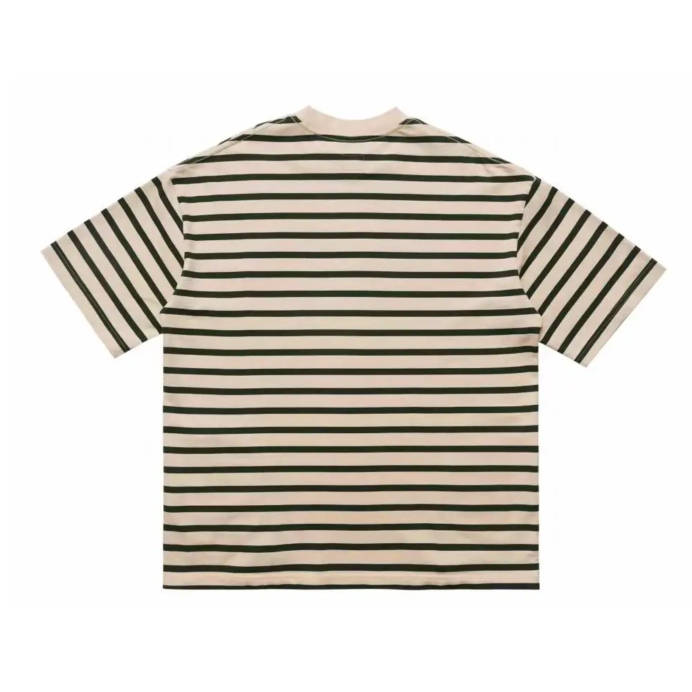 ストライプ柄の半袖Tシャツ：横から着る際のスタイリングと機能性の実証