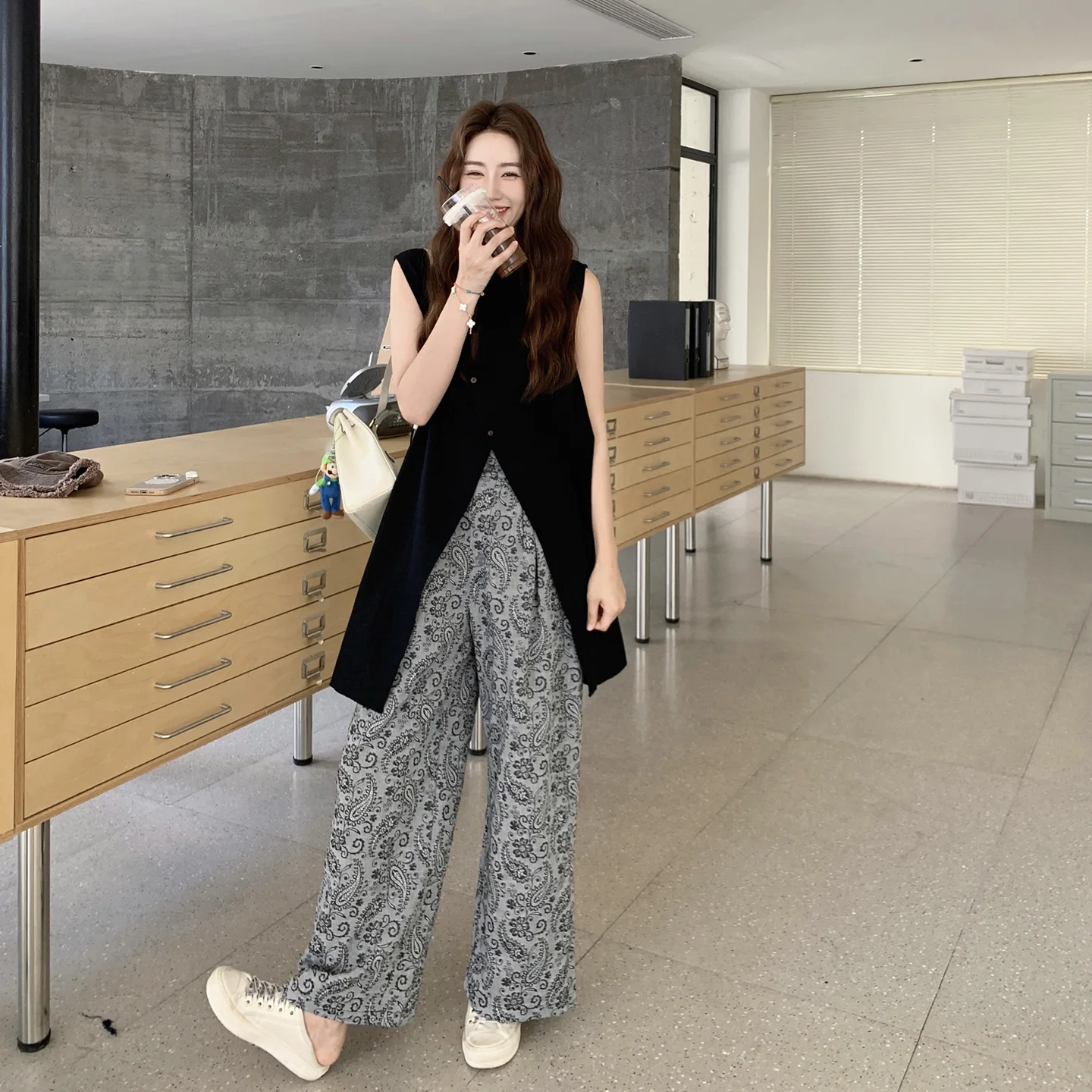 ノーカラーダウン コーデの実用性：感あるプリントトップスとワイドパンツの2点セット使い方
