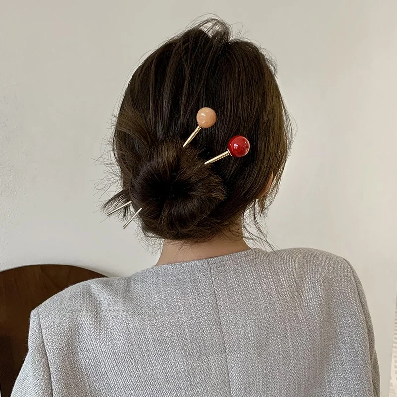 2026年小顔に見えるヘアアレンジ 丸顔に合うアイテムは？