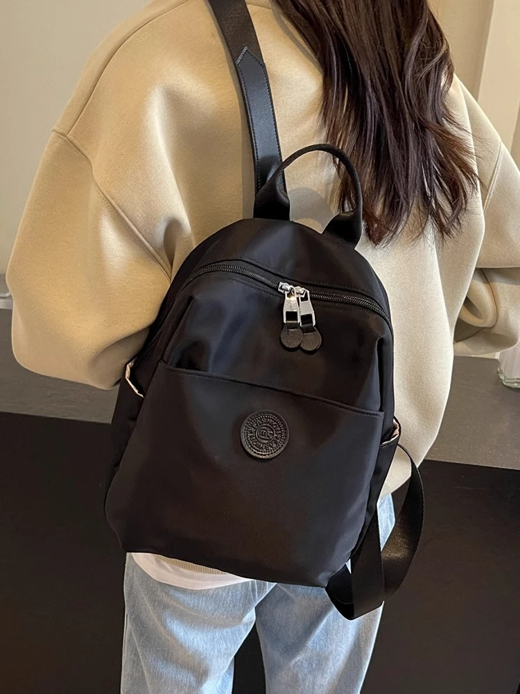 女性用軽量リュックサック：アウトドア旅行・通勤に最適な小型デザイン