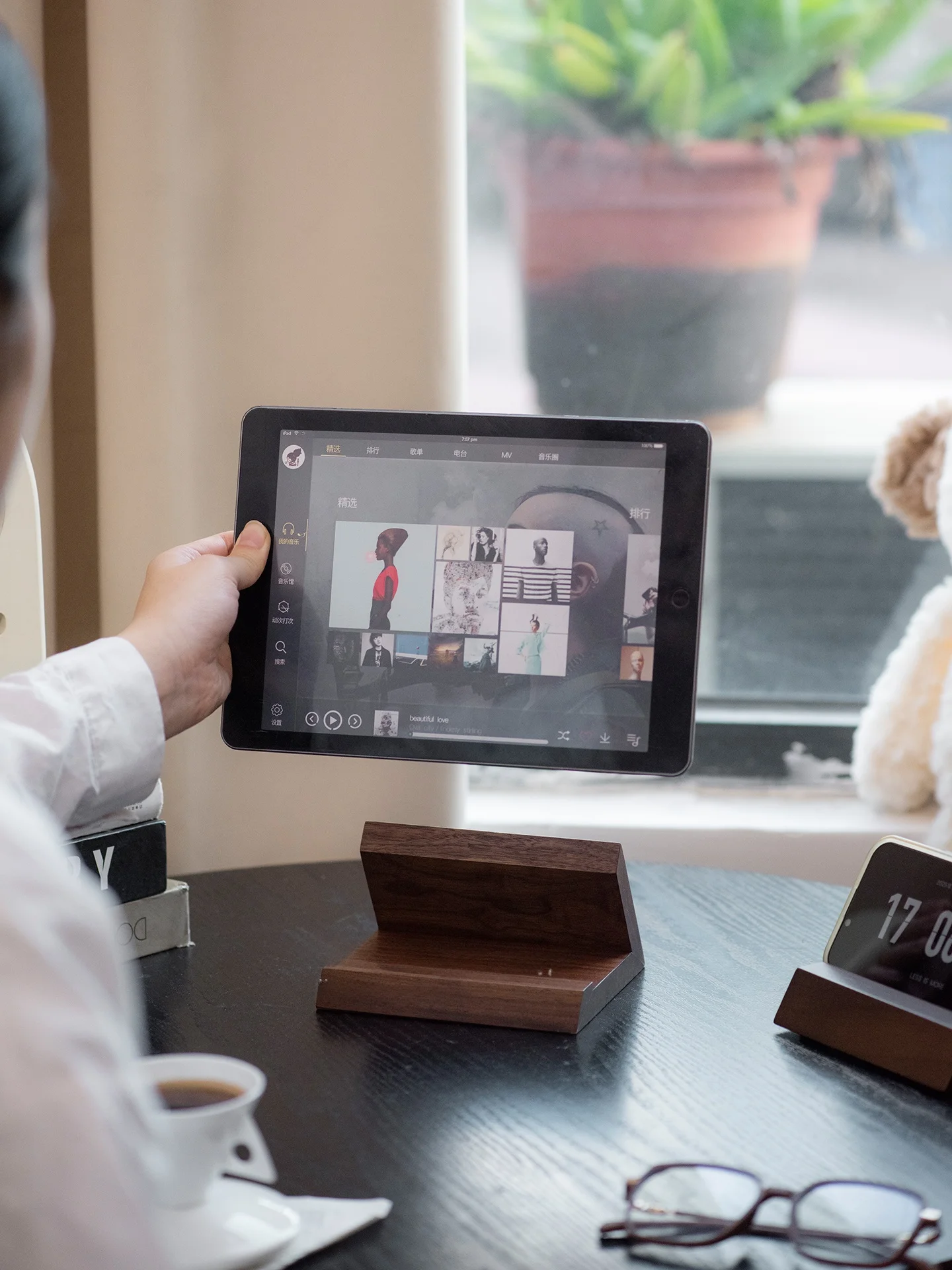 5部スタンドの特徴と構造：木製タブレットスタンドMPJ-0034の実際の性能と使用シーン