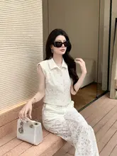 白色レースシャツとストレートパンツのおしゃれな夏用コーディネート（セットアップ対応）