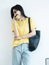 シンプルなデザインの純赤色Tシャツ【ワイド肩・ゆったりフィット・クルーネック・女性用】