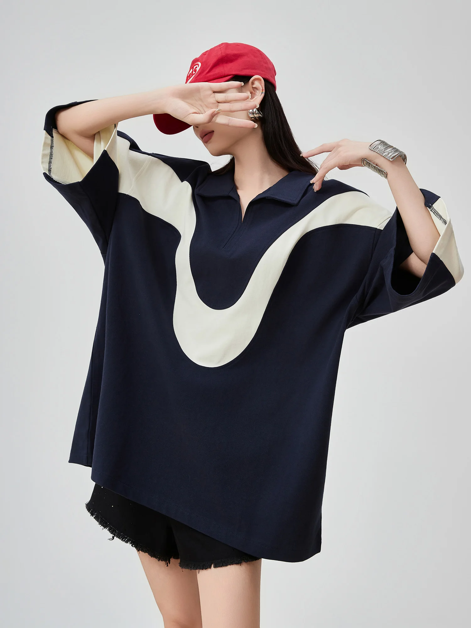 人気のモード系Tシャツとは？デザイン性と実用性を両立した「コバルトブルーのボタンダウンTシャツ」が今、注目されている理由