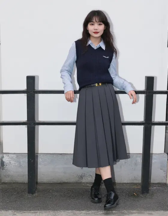 トレンディなアカデミックスタイルのニットベストとシャツ重ね着