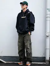 前後に英字プリントの裏起毛フード付きパーカー【メンズ・秋冬用・ゆったりサイズ】