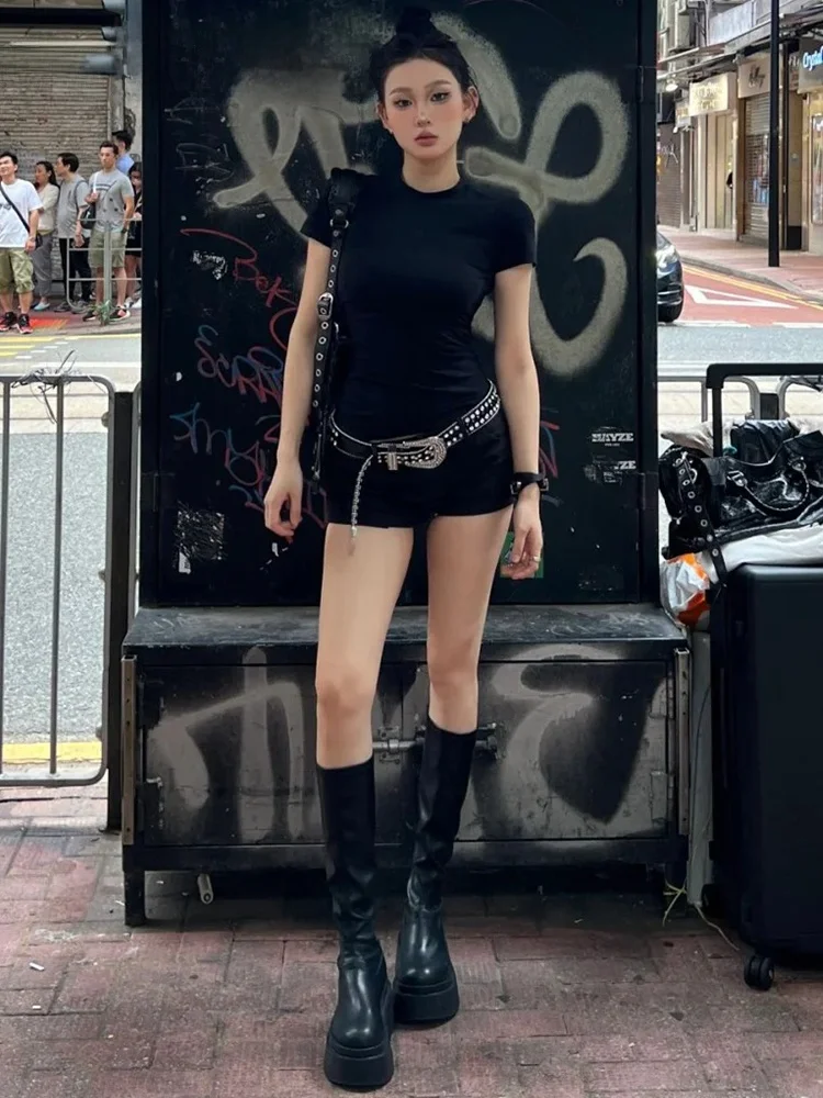 ブラックデニムショートパンツ：タイトフィットで日常を快適に