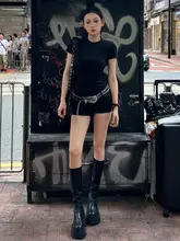 ブラックデニムショートパンツ【低ウエスト・タイトフィット・Aラインデザイン】（セットアップ対応）