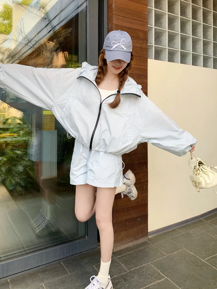 ブルーの塩系デザインショートジャケットセット：20代後半女性の春コーデに最適なパンツ付きツーピース