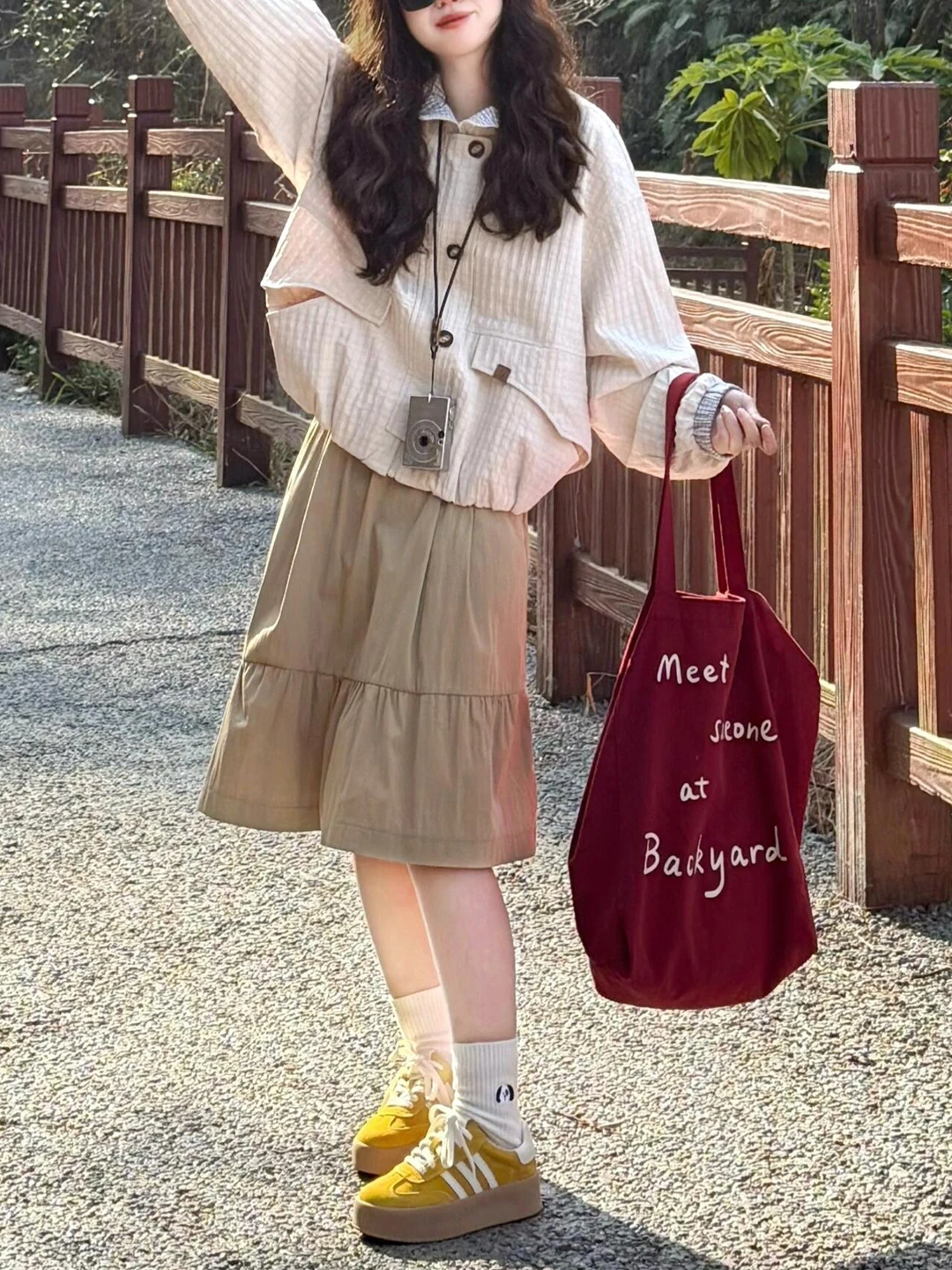 カジュアルカーキ色のハイウエストAラインスカート：お出かけ服装の定番としての実用性とデザインバランス