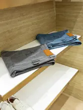 重厚感のある水洗い仕上げ メンズ編み込みレザーパッチ付き多ポケット微細スリムストレートジーンズ