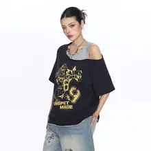 グラフィティデザインのオフショルダーショートスリーブTシャツ【夏用・ゆったりフィット】 （セットアップ対応）