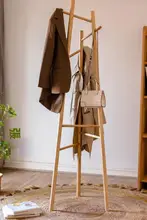 無垢材ハンガー 家庭用寝室 モダンミニマル 服掛け 高級デザイン