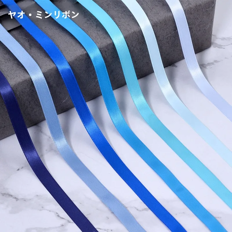 深い青色のサテンリボン：DIY用とギフト包装に最適な素材の特徴と実用性