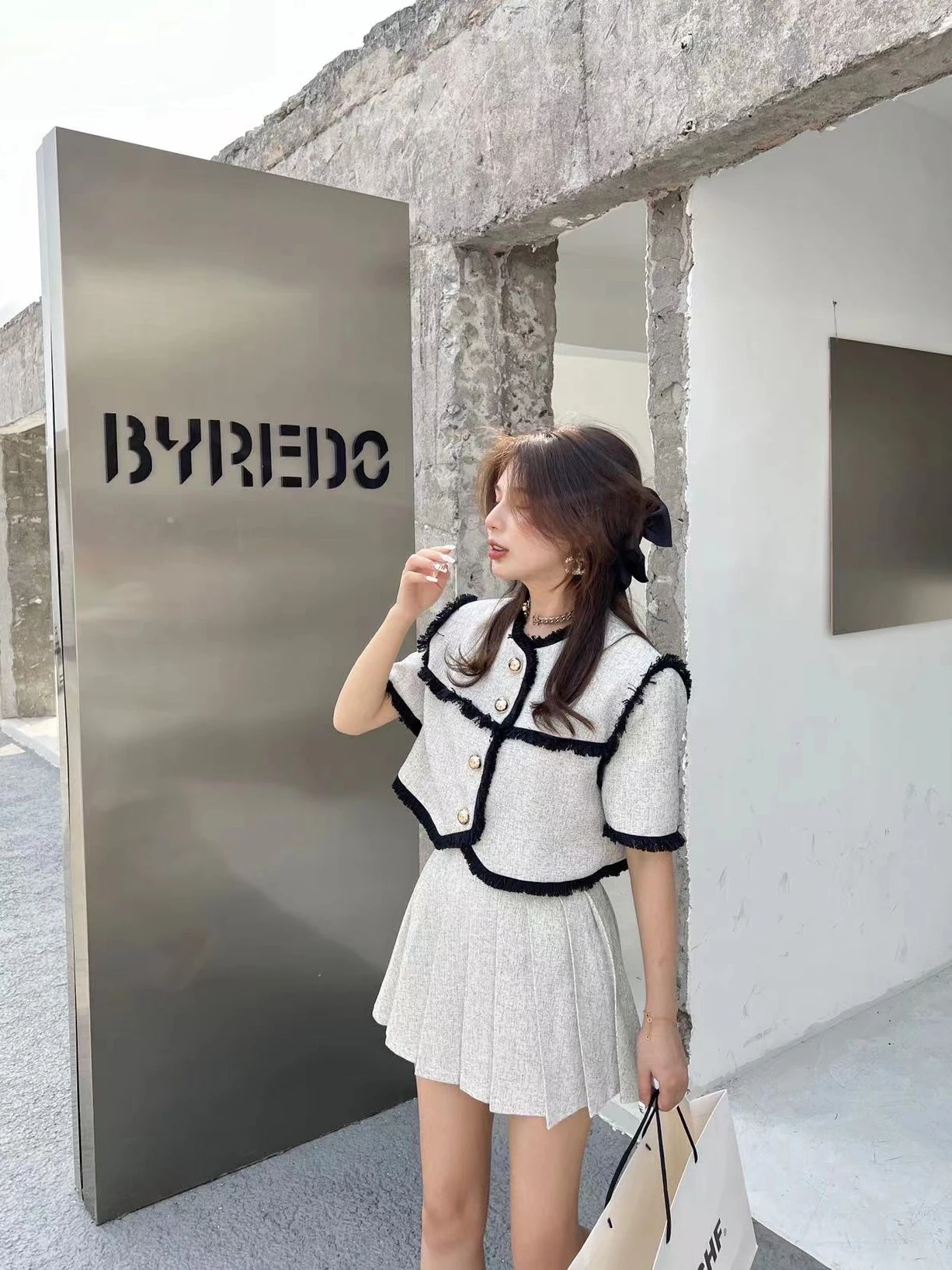 29度の日に着る服は、どう選ぶ？不規則なデザインがもたらす、心地よい夏のスタイルとは