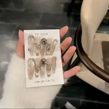 高級感溢れるシャンパンカラーのグラデーション猫目ネイル【斜め屋外デザイン・K9ダイヤモンド使用・手作り】