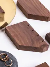 シンプルなウォールナットのリングディスプレイ【創造的な撮影小物・ジュエリーディスプレイ】