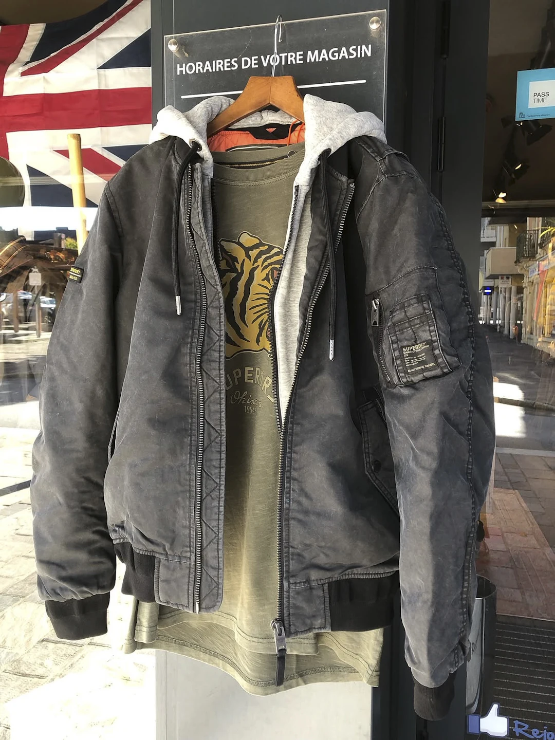 ロングマ-1ジャケット：Superdryの水洗いフード付きクラシックマ-1の実用性と使用シーン