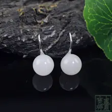 天然白玉のピアス【シンプルなデザイン・短丈・清新な雰囲気】
