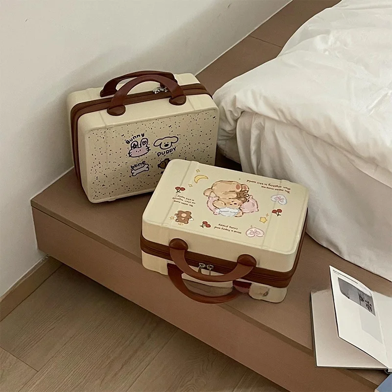 可愛いクマデザインの化粧箱：大容量で旅行や通勤にも最適な収納解決策
