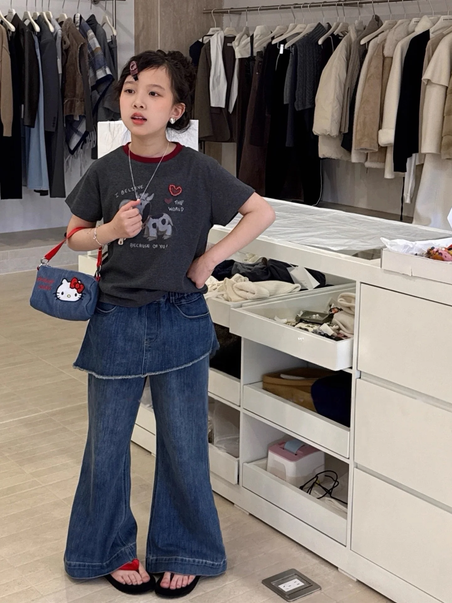 夏用キッズファッション 女の子用Tシャツとデニムパンツセット：20度から24度の季節に最適なカジュアルスタイル