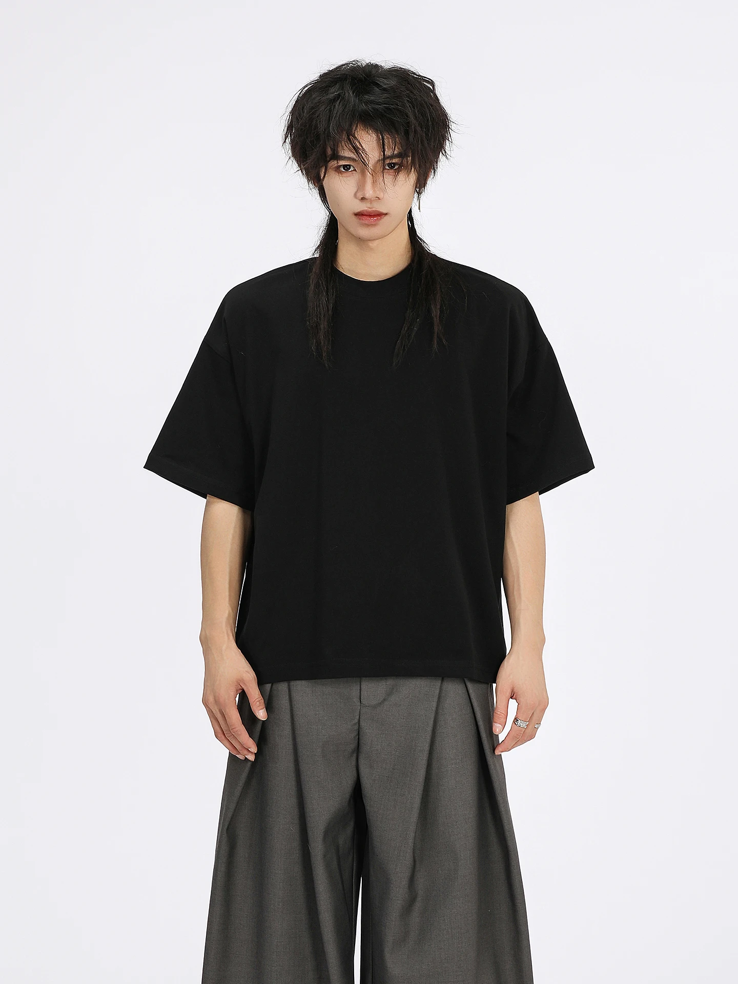 黒Tシャツで失敗する理由は？実は「シンプルすぎる」のが最大の間違い！