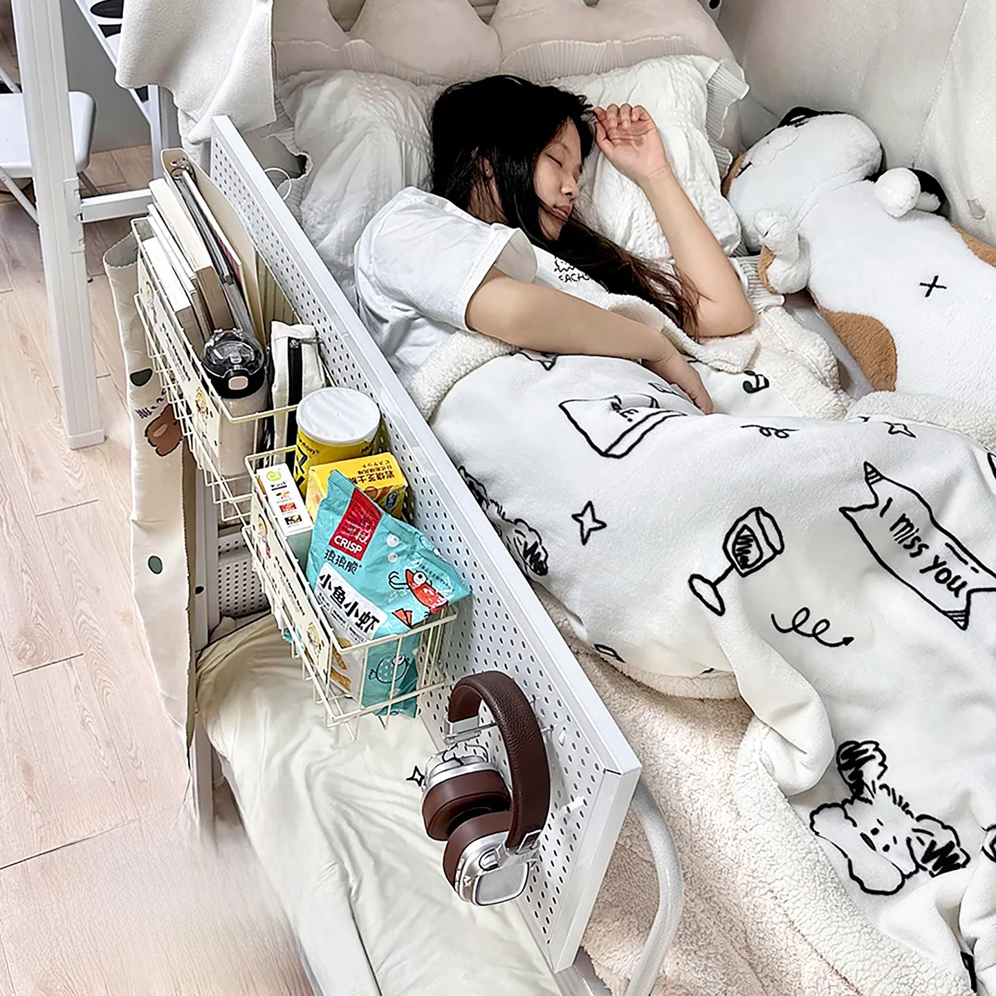 学生寮用有孔ボードで床脇スペースを効率的に拡張する方法