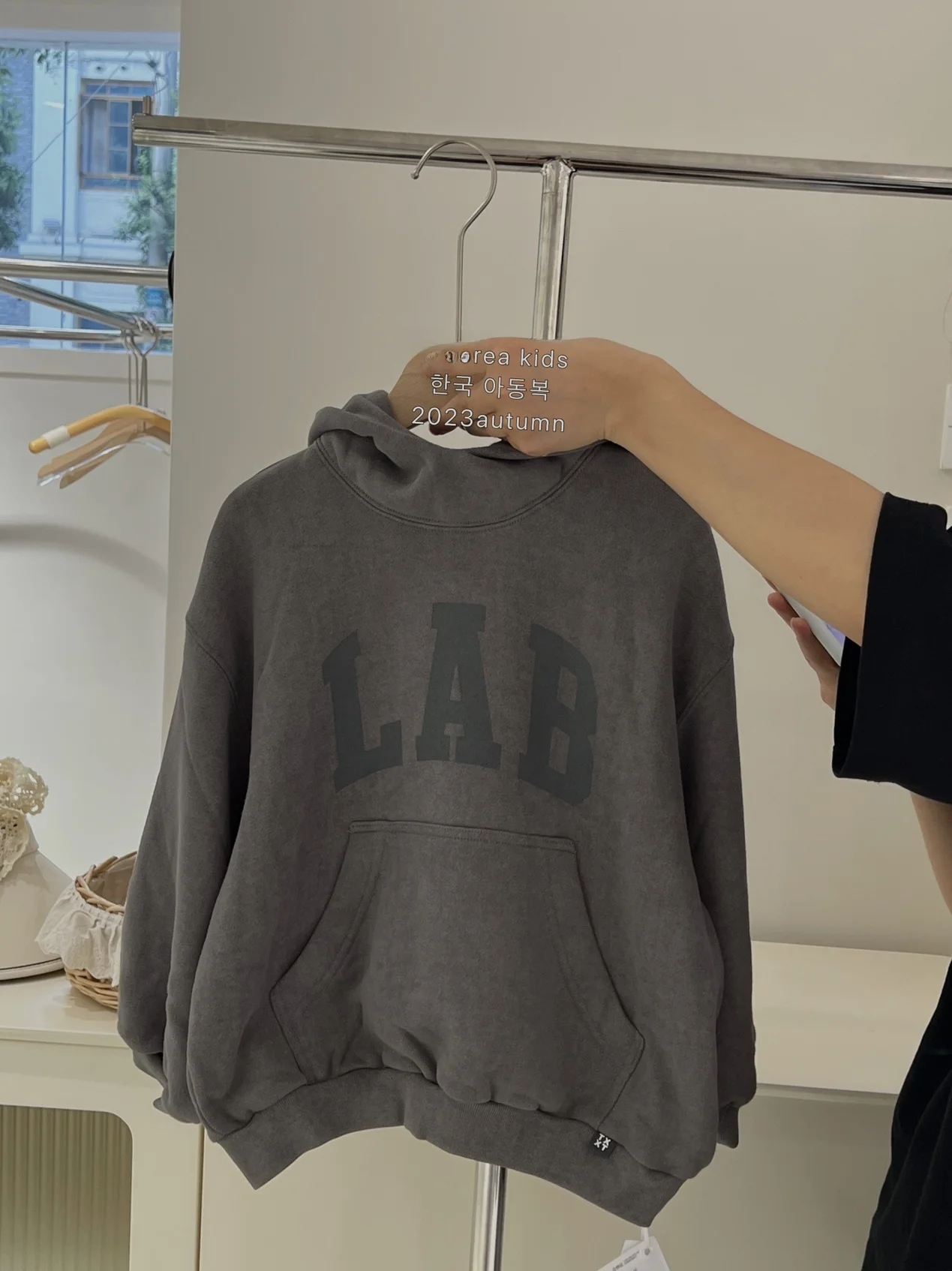 韓国子供服 男の子用フード付きトレーナー：秋用カジュアルスタイルの実用性と機能性を徹底検証