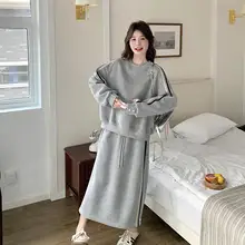 グレーのストライプスウェットシャツ【ラフなデザイン・ラウンドネック・ミディスカート・春用】（セットアップ対応）