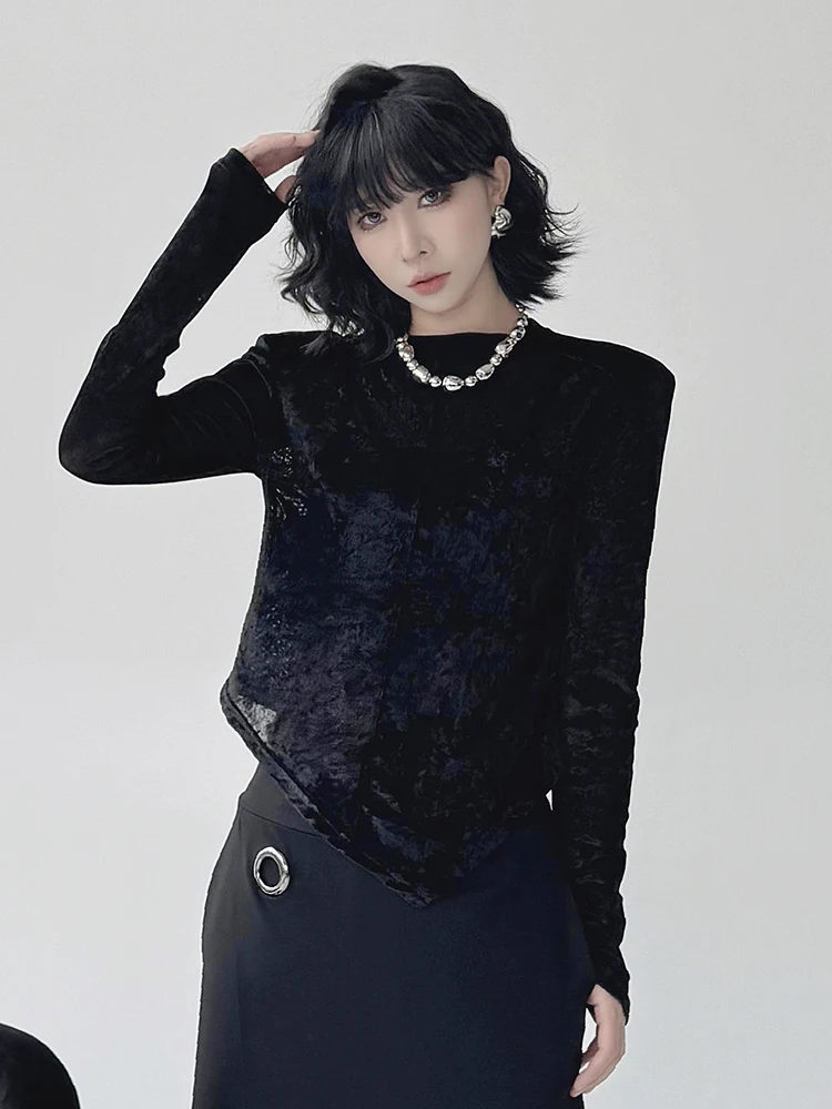 デザイン性の高いパッド入りTシャツ【スリムフィット・春秋用・スタイリッシュ】：女性向けの春・秋に最適な着用シーンと素材特性