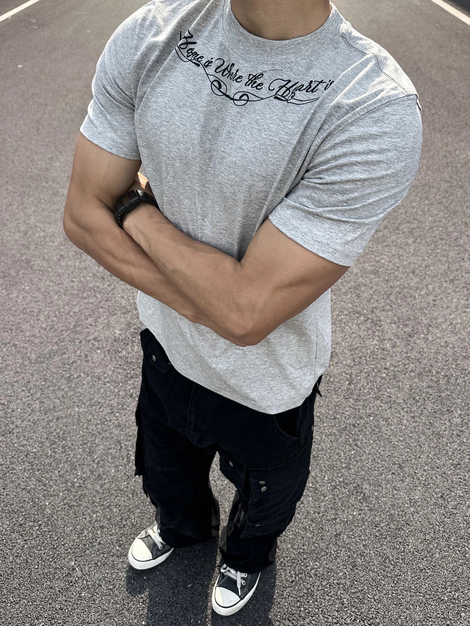 メンズTシャツの種類と選び方：クールな印刷デザインの半袖Tシャツ【フィット・袖口リブ】