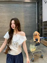 肩出しデザインの白い短袖Tシャツ【夏用・女性用・ユニークなスタイル】