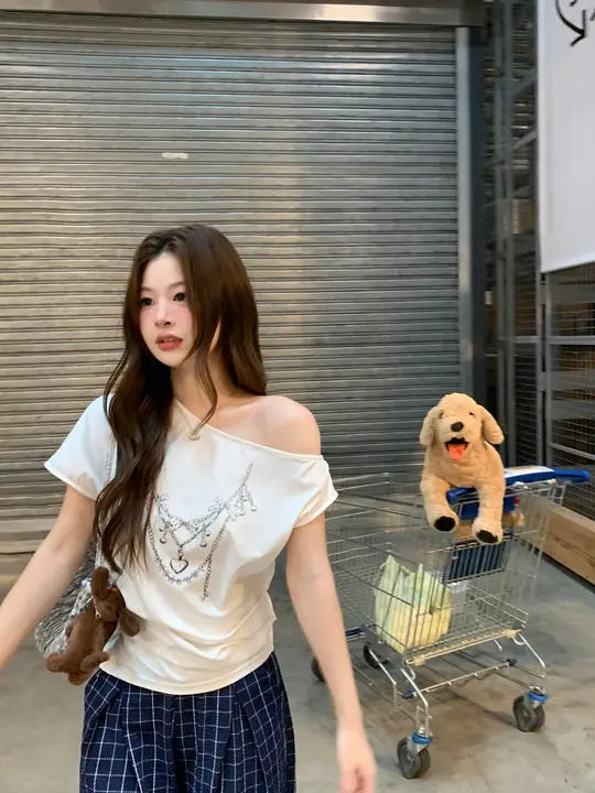 肩出しデザインの白い短袖Tシャツ【夏用・女性用・ユニークなスタイル】