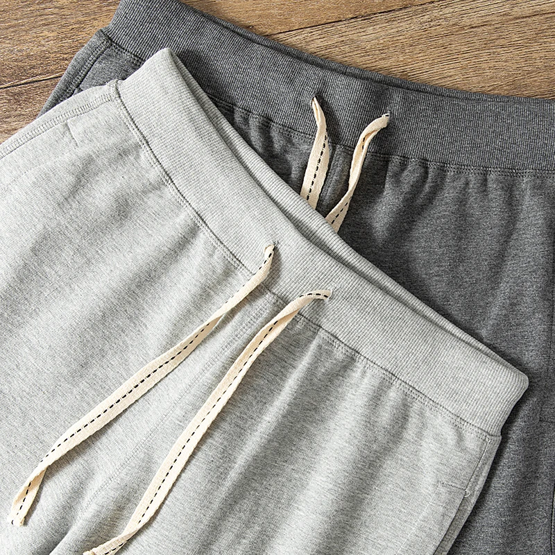 高級ライトグレーの250gヘビーテリーファブリックショーツ：青春流行スタイルの実用性と使い勝手
