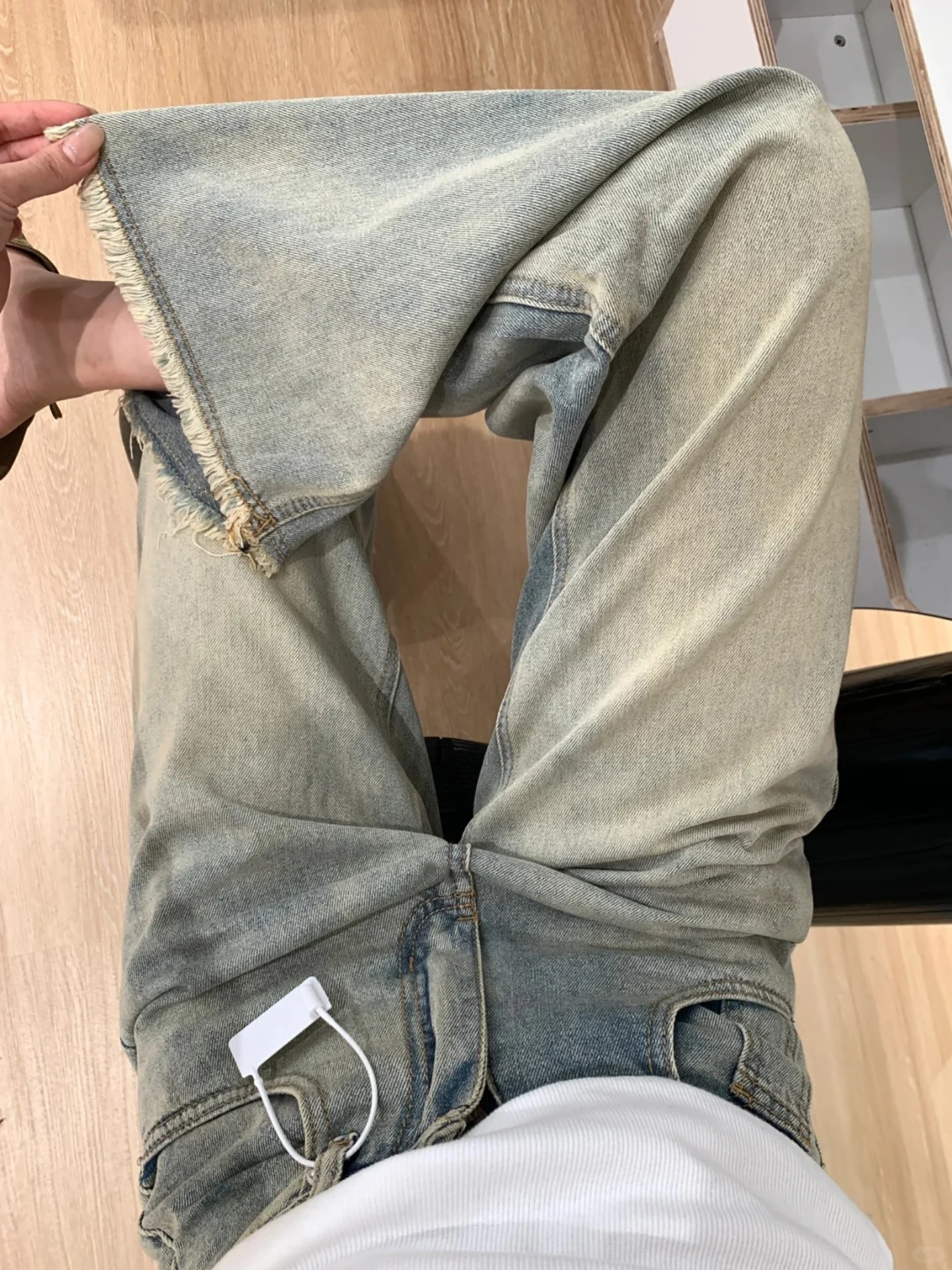 小柄デザインの高見えストレートデニムパンツ：夏用薄手フリンジモデルの実用性と適用シーン