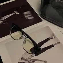 ファッショナブルなブルーライトカット眼鏡【ユニセックス・軽量・シンプルデザイン】