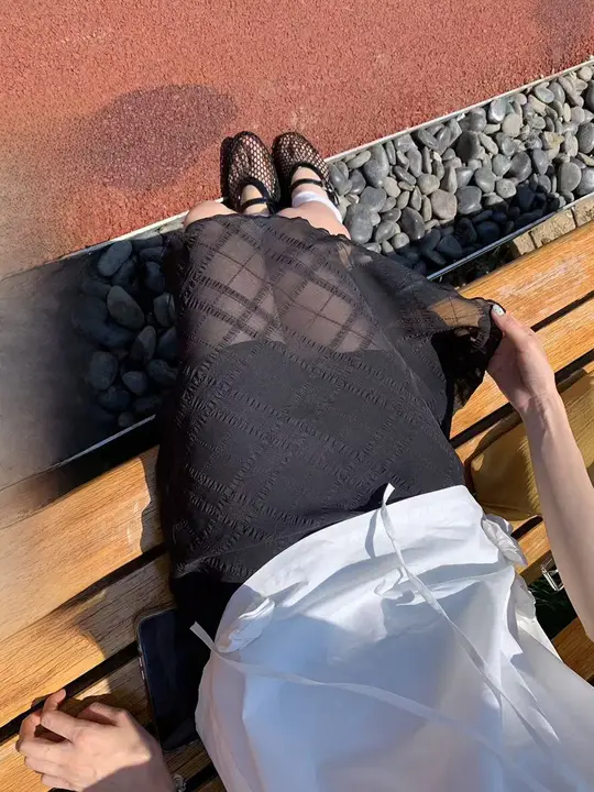 チェック柄の黒い女性用ハイウエストスカート【直筒デザイン・夏用・軽やか】（セットアップ対応）