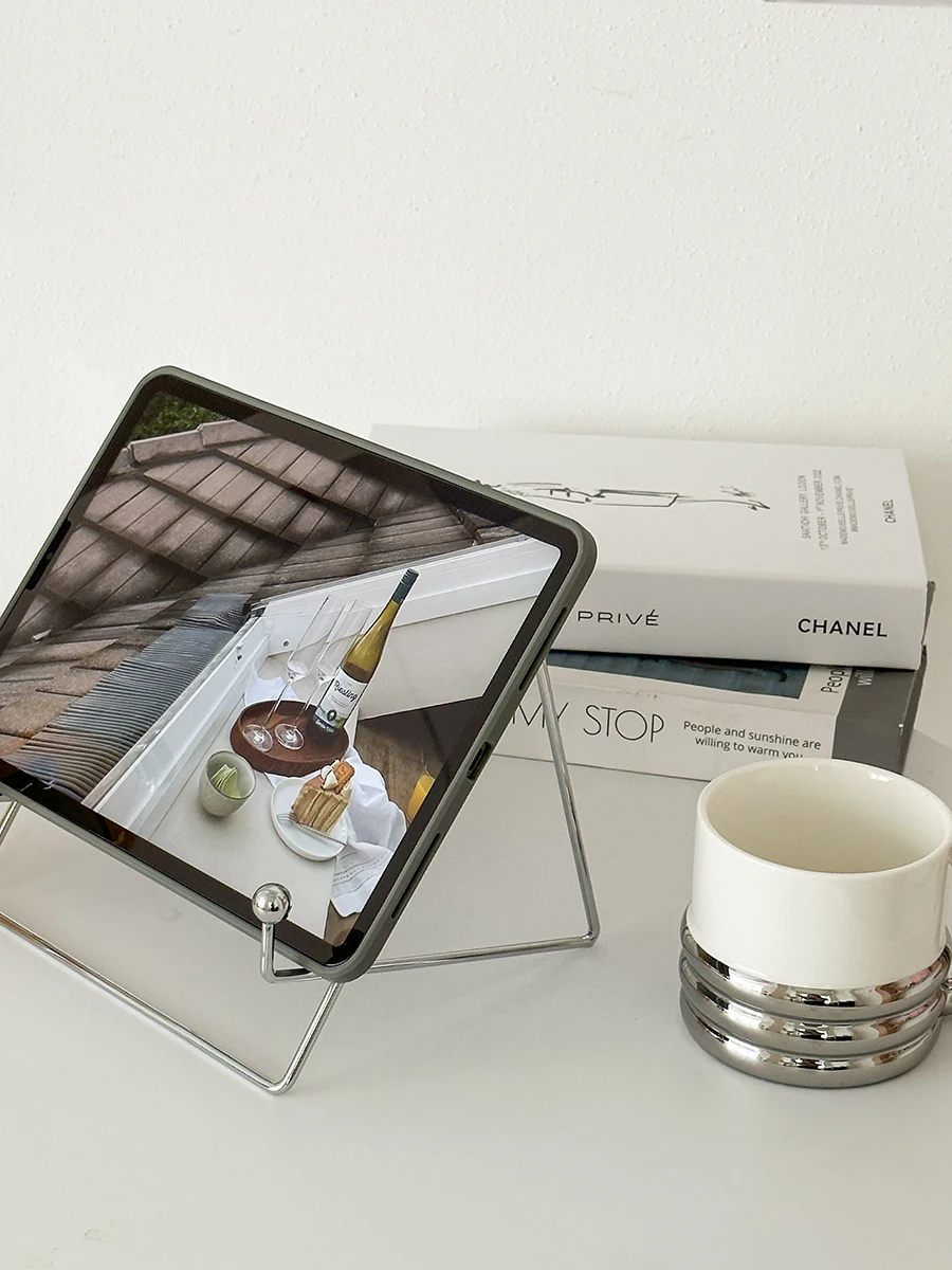 インスタ風金属タブレットスタンド：デスク・ベッ ド用の軽量で安定した設置解決