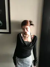 魅力的な肩紐デザインの長袖Tシャツとシークインスカートのパーティーコーデ（セットアップ対応）