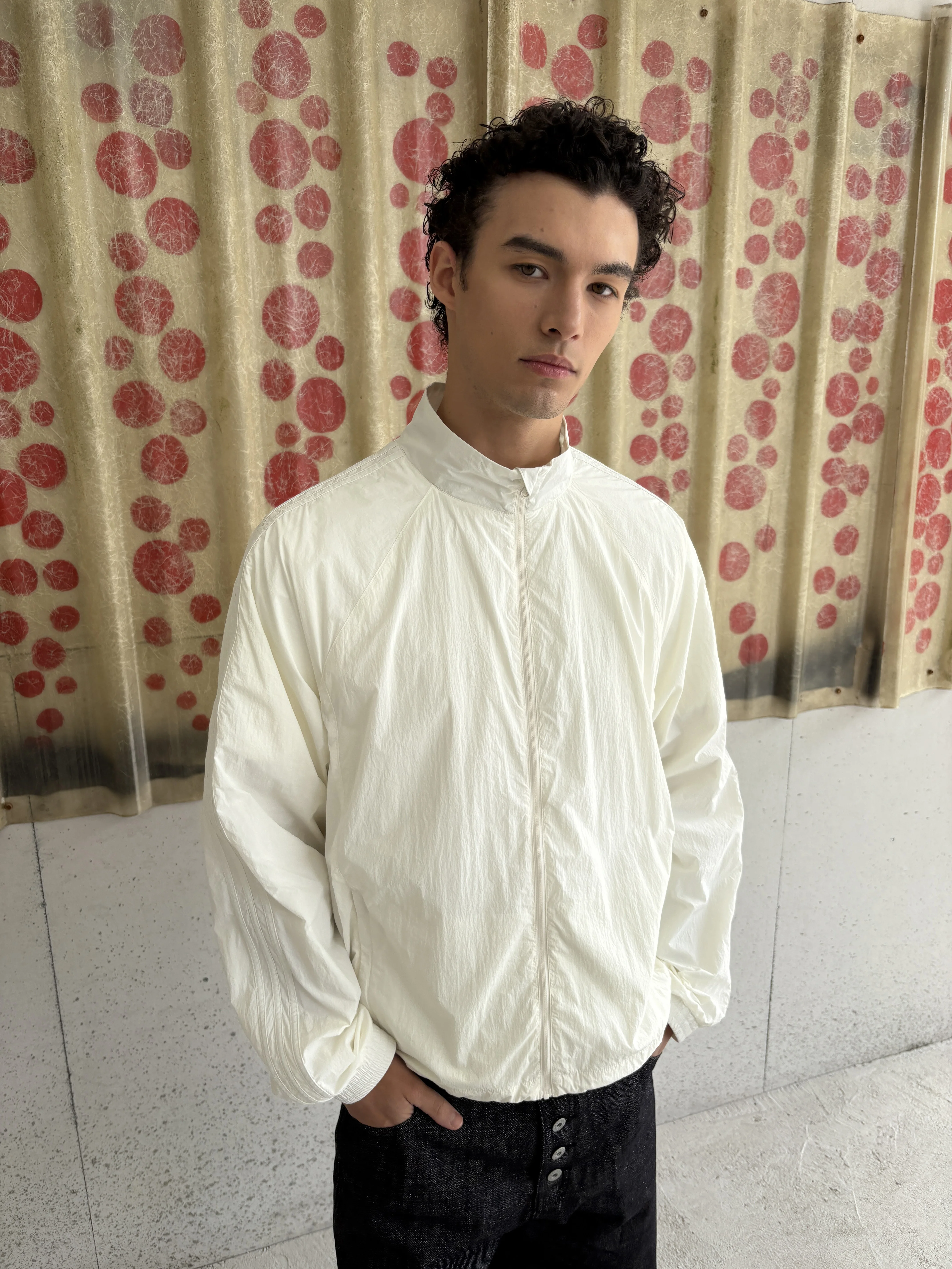 黒い服が日焼けを悪化させるの？実は防げるアイテムが登場した！