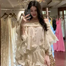 デザイン性豊かなアシンメトリーのフリルミニスカートとオフショルダートップスのセットアップ（セットアップ対応）