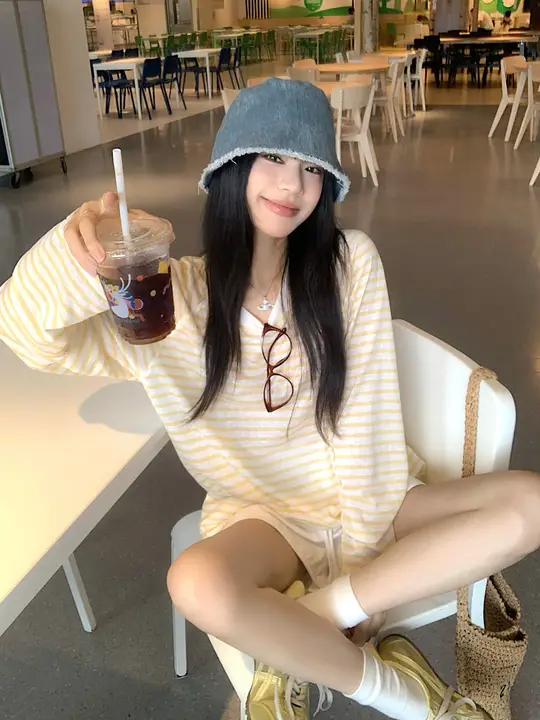 春にぴったりなイエローラインのラウンドネック長袖Tシャツ【レース切り替え・スタイル】とショートパンツ（セットアップ対応）