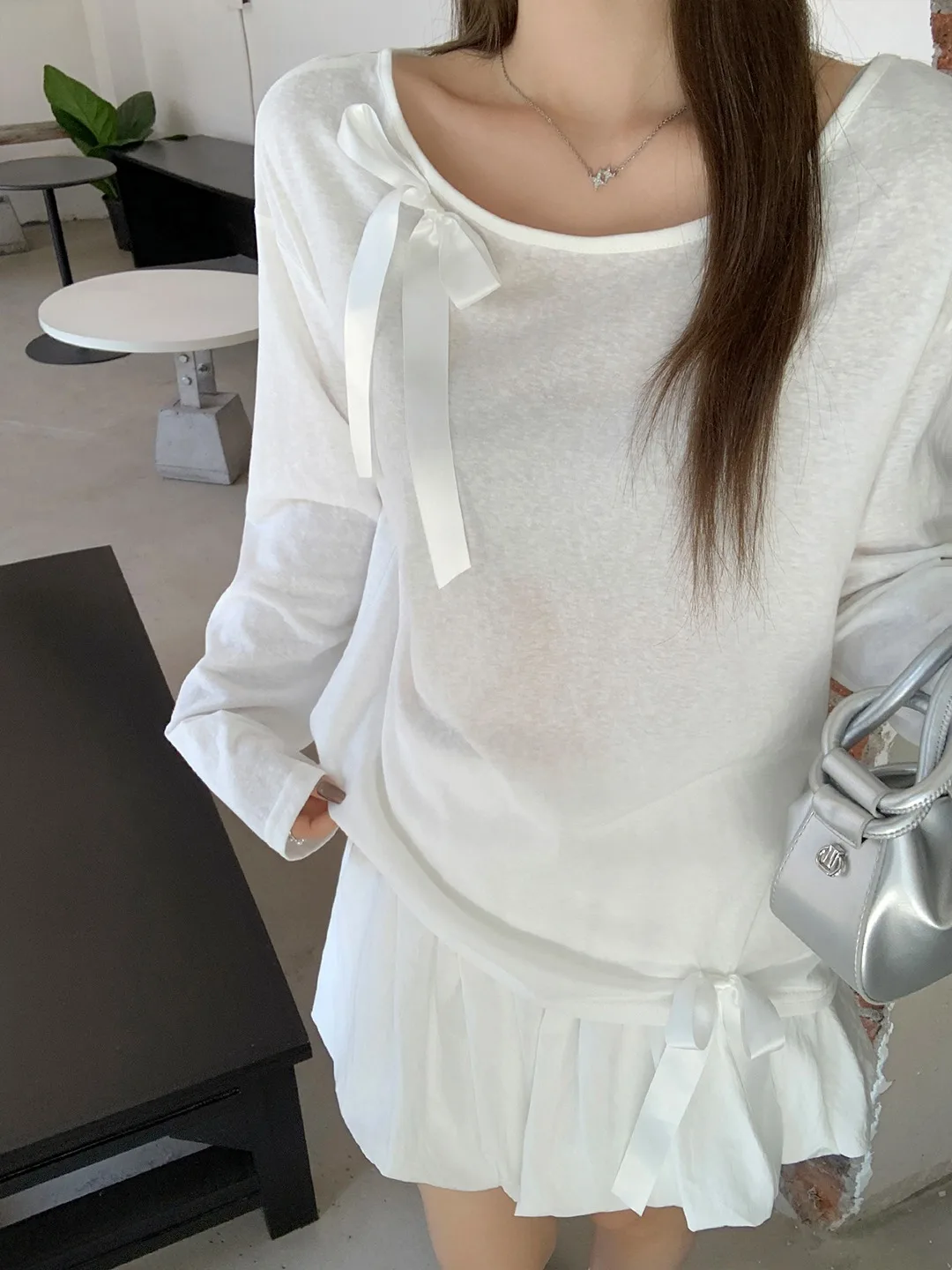 白色バタフライリボン付き長袖Tシャツ【秋用・薄手・ルーズフィット・紫外線対策】