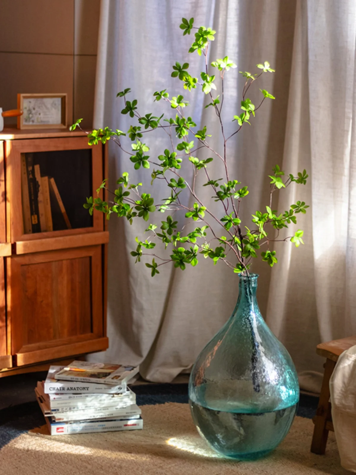 リアルな人工植物！吊り下げ用グリーンマツリカ：リビングに合う北欧風インテリアの飾り方