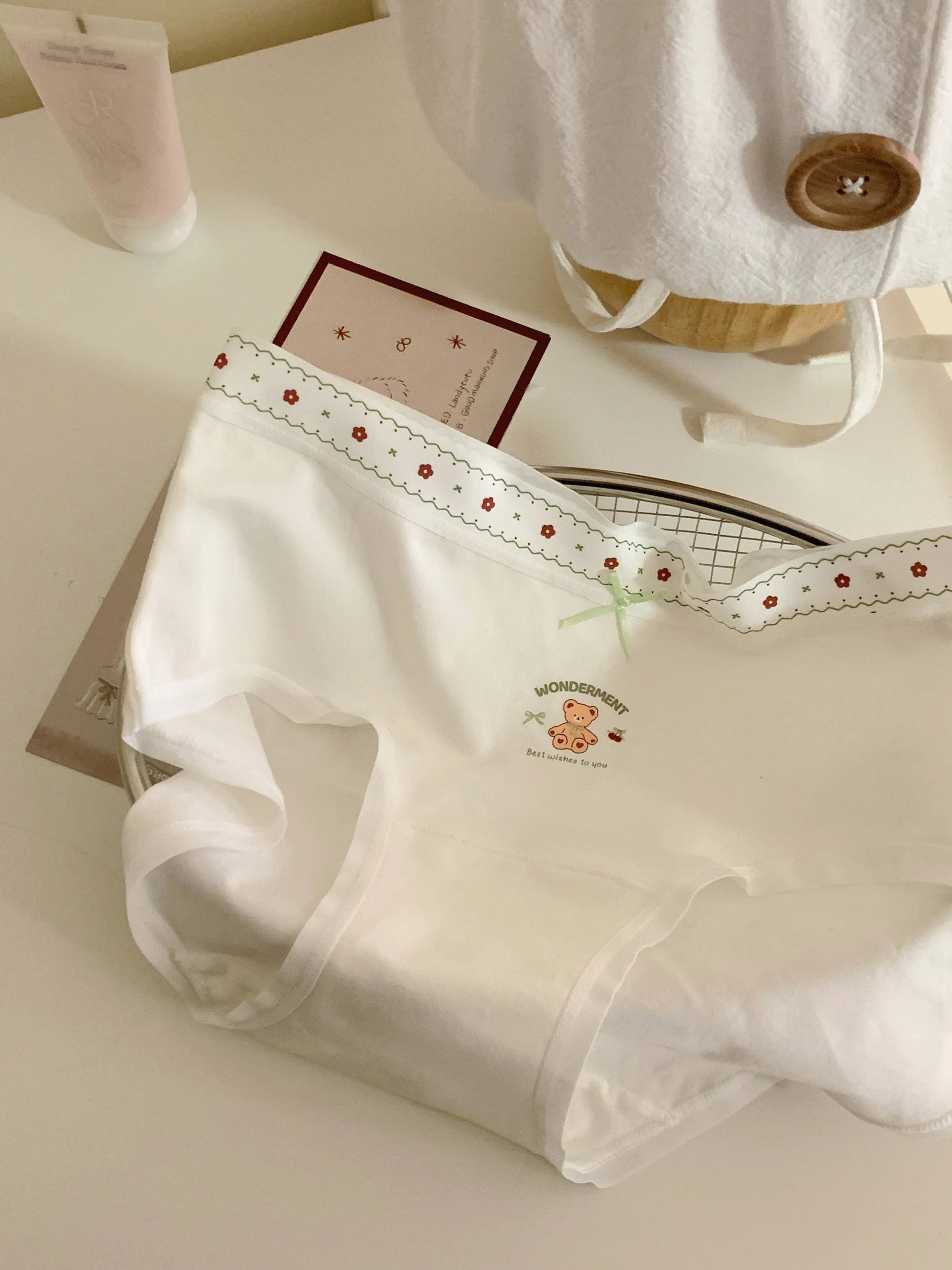 可愛いクマデザインの女性用三角パンツ：学生向け低腰タイプの実用性と機能性を解説