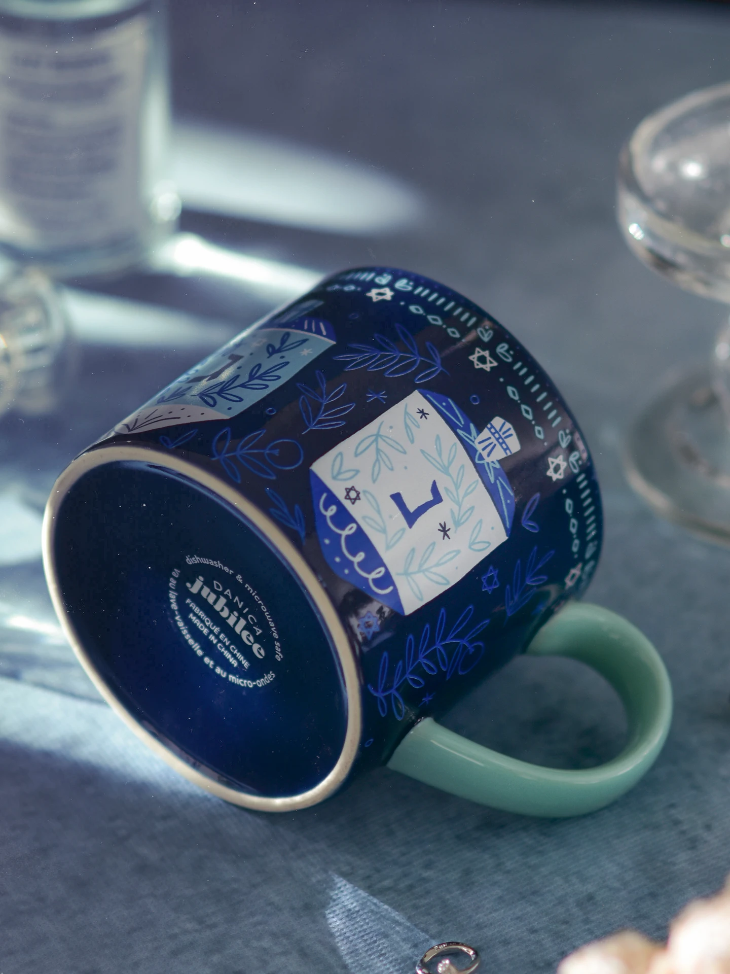 クリエイティブなデザインの陶器マグカップ：家庭・オフィスでコーヒーを楽しむための実用性と耐久性